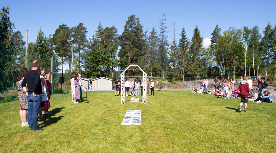 Oversikt over portalseremoni med lærere, elever og portal