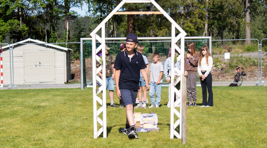 Gutt går gjennom portal under portalseremoni