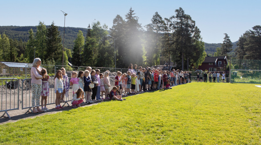 Elevene ved Steinsfjorden Montessoriskole samlet til Portalseremoni og skoleavslutning
