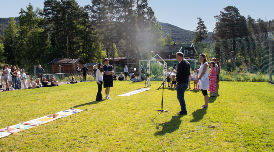10. klassinger ønskes lykke til videre av lærerne på skolen