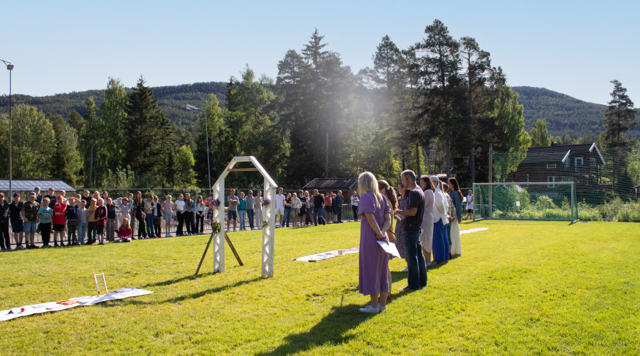 Lærere og elever samlet til portalsermoni og skoleavslutning